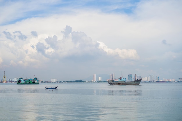 Nave da carico e traghetto vicino al porto di Penang, Malesia