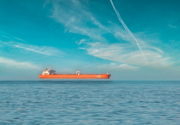 Nave da carico in mare aperto