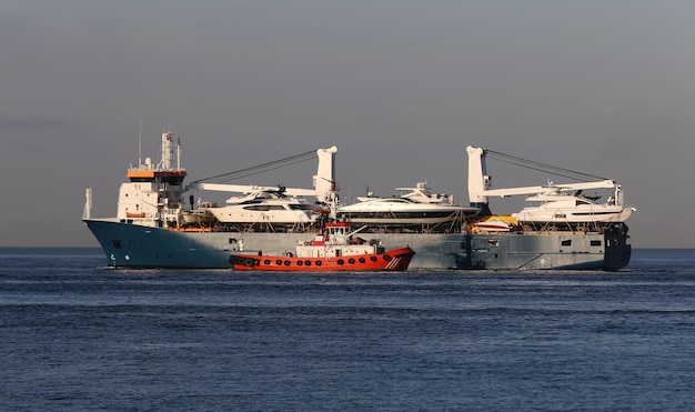 Nave da carico in mare