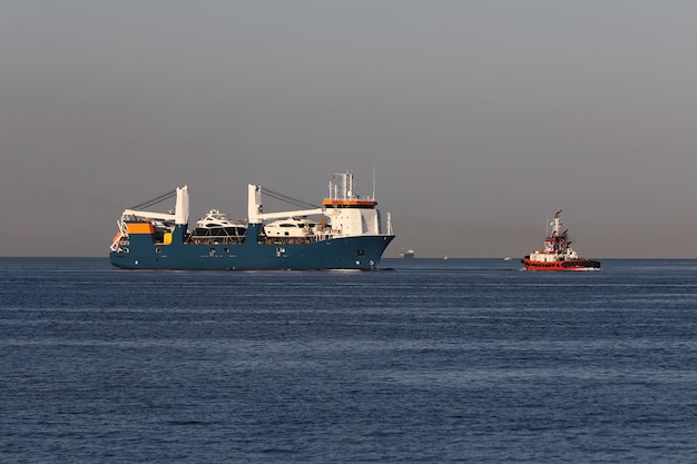 Nave da carico in mare