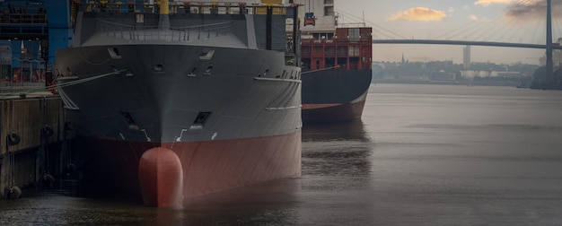 nave da carico in porto