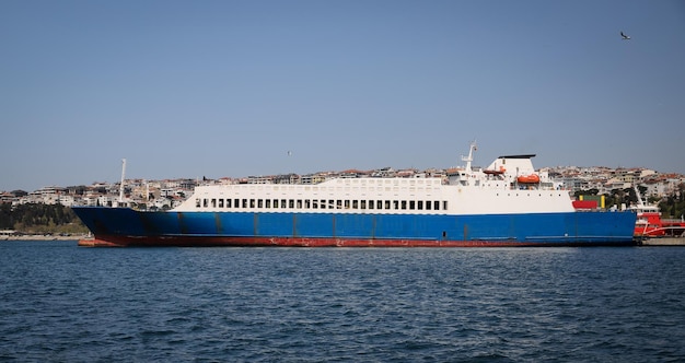 nave da carico in porto