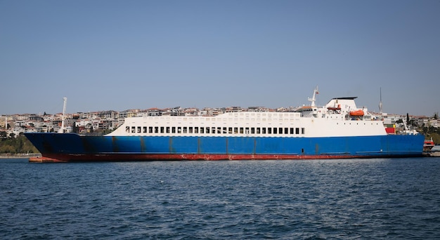 nave da carico in porto