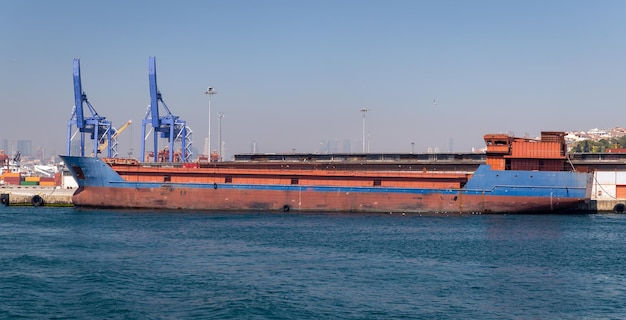 nave da carico in porto