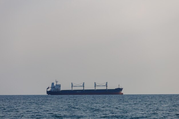 Nave da carico naviga sul mare. Foto di alta qualità