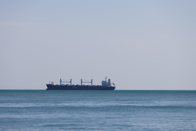 Nave da carico naviga sul mare. Foto di alta qualità