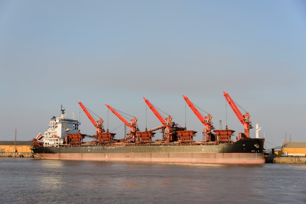 Nave da carico ormeggiata nel porto