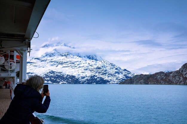 Nave da crociera a vela nel Parco Nazionale di Glacier Bay, Alaska