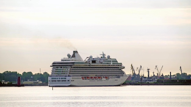 Nave da crociera che naviga lungo il fiume vicino al porto di csrgo