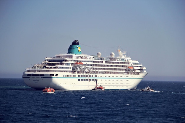 Nave da crociera che si muove sul mare contro un cielo limpido