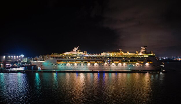 Nave da crociera di lusso che naviga dal porto all'alba. concetto di crociera di viaggio e vacanza. nave da crociera e concetto di viaggio