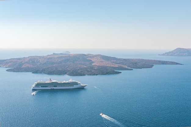 Nave da crociera e barche vicino all'isola di Santorini