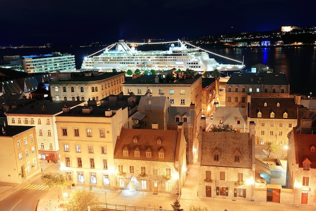 Nave da crociera e vecchi edifici della città bassa a Quebec City di notte.