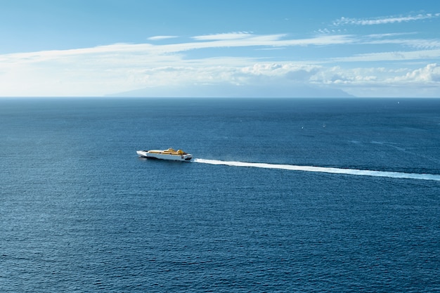 Nave da crociera in mare. Paesaggio aereo con vista sul mare.