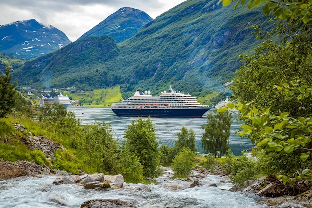 Nave da crociera, navi da crociera sul fiordo di Geiranger, Norvegia. Il fiordo è uno dei siti turistici più visitati della Norvegia. Fiordo di Geiranger, patrimonio mondiale dell'UNESCO