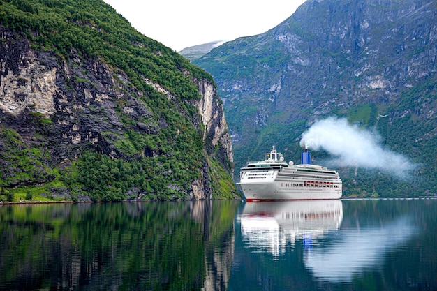 Nave da crociera, navi da crociera sul fiordo di Geiranger, Norvegia