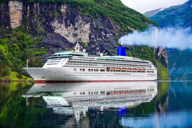 Nave da crociera, navi da crociera sul fiordo di Geiranger, Norvegia