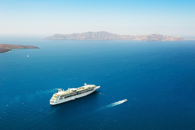 Nave da crociera nel mare vicino all'isola di Santorini, Grecia. Bella vista sul mare. Famosa destinazione di viaggio