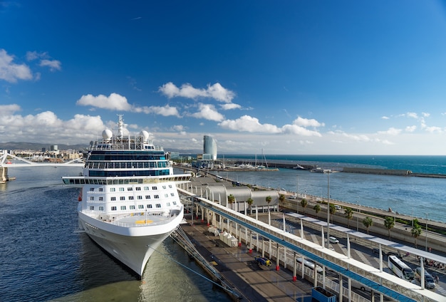 Nave da crociera nel porto. Barcellona. Spaine. Vacanze estive e vacanze. Viaggiare per mare su una nave da crociera