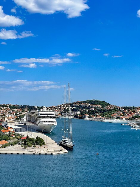 Nave da crociera nel porto di Dubrovnik in una giornata di sole, foto verticale