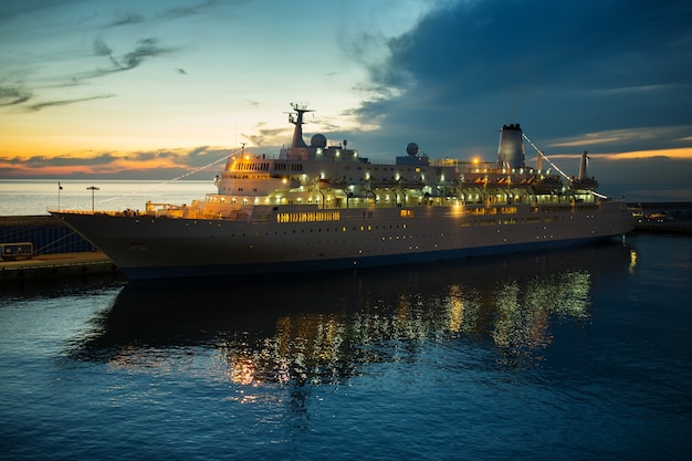 Nave da crociera nel porto di notte