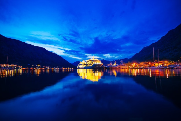 Nave da crociera nella baia di Boka di Kotor