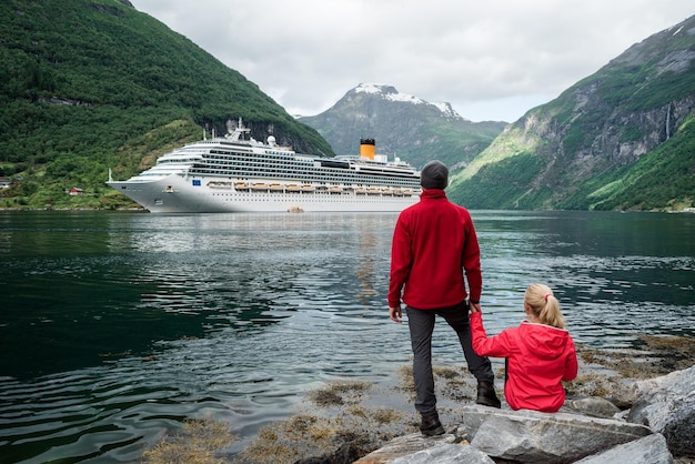 Nave da crociera nelle acque del Geirangerfjord Norvegia