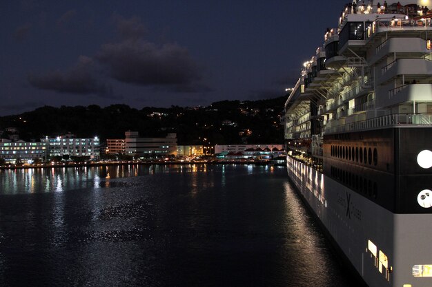 Nave da crociera ormeggiata in porto di notte