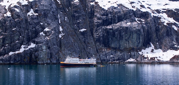 Nave da crociera ormeggiata nel Golfo del Parco Nazionale di Glacier Bay, Alaska