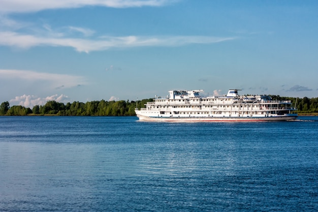 Nave da crociera passeggeri naviga sul fiume