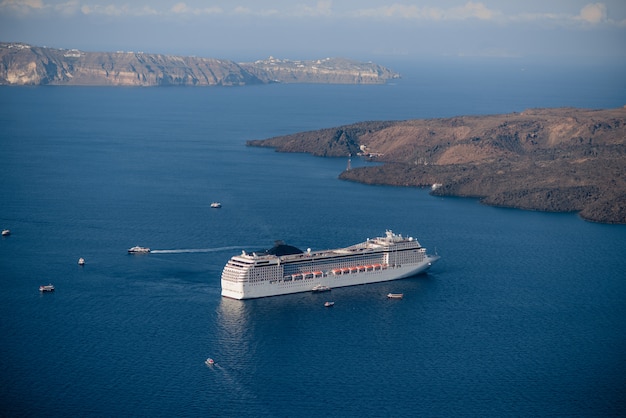 Nave da crociera vicino al vulcano sull'isola di Santorini