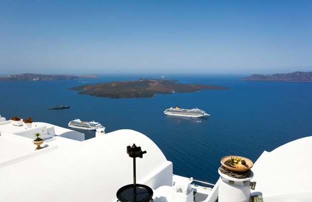 nave da crociera vicino al vulcano sull&#39;isola di Santorini