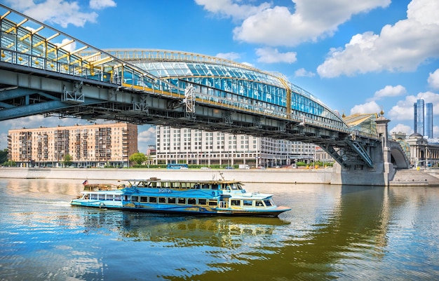 Nave da diporto Volna vicino al molo di Kiev sul fiume Mosca e al ponte Khmelnitsky Mosca