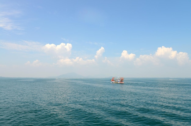 Nave da pesca nel Golfo di Thailandia