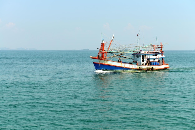 Nave da pesca nel Golfo di Thailandia.