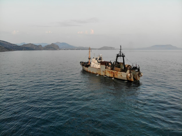 Nave da pesca nel Mar Nero vicino alla Crimea, peschereccio.