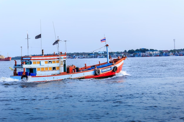 Nave da pesca nel mare della Thailandia