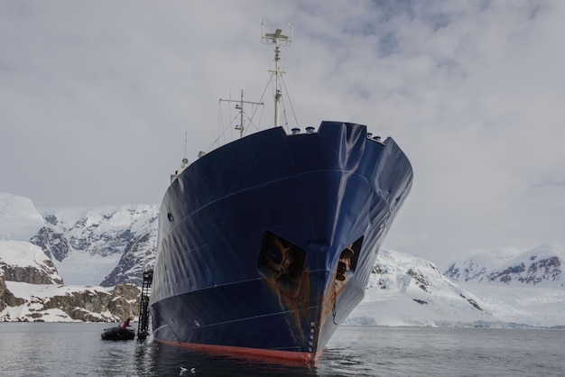 Nave da spedizione nel mare antartico