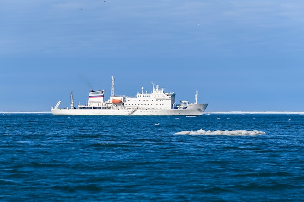 Nave da spedizione nel mare artico con ghiaccio. Nave da ricerca bianca. nella baia di Tikhaya (Tikhaya Bukhta) nell'arcipelago di Franz Josef Land.