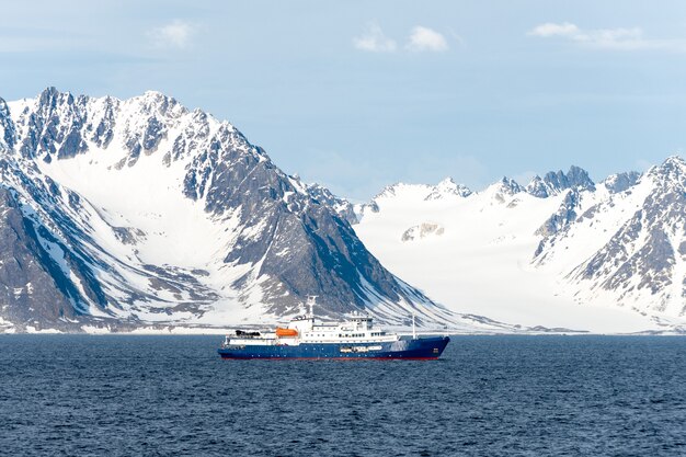 Nave da spedizione nel mare artico, Svalbard. Nave da crociera passeggeri. Crociera artica e antartica.