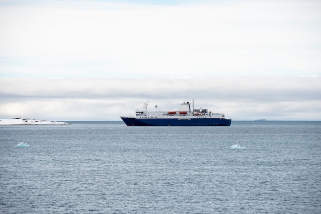 Nave da spedizione nel mare artico