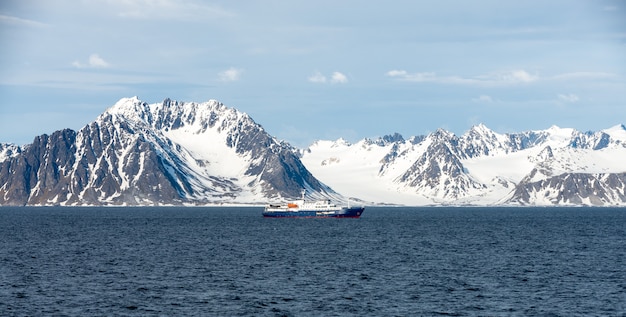 Nave da spedizione nel mare artico