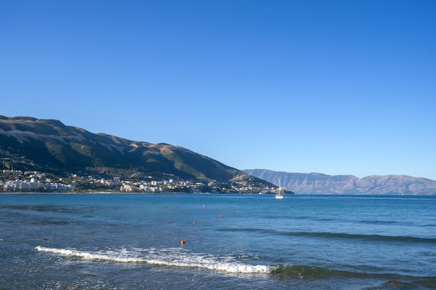 Nave di legno sulla riva del porto di Valona splendida vista sul mare primaverile del mare adriatico bella scena mattutina