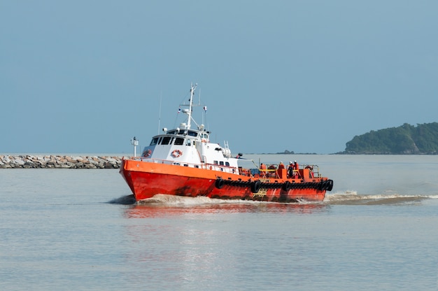 Nave di soccorso arancione di turno