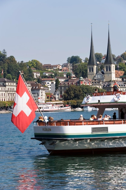 Nave e cattedrale di San Leodegar Lago di Lucerna Svizzera Europa