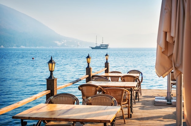 Nave e tavoli da caffè sulla spiaggia Marmaris Turchia