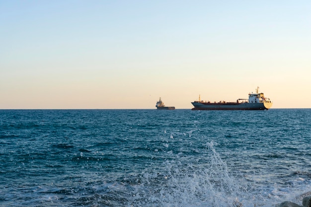 Nave nel Mar Mediterraneo al largo di Cipro