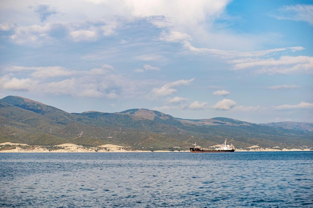 Nave offuscata nel Mar Nero sullo sfondo di montagne verdi