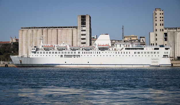 Nave passeggeri in porto