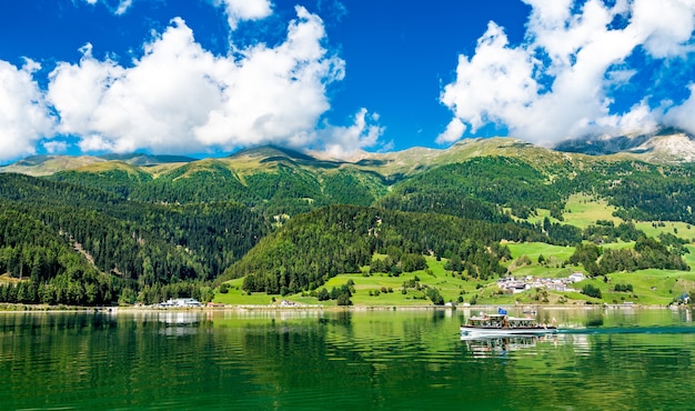 Nave passeggeri sul Lago di Resia, un lago artificiale in Alto Adige, Alpi italiane